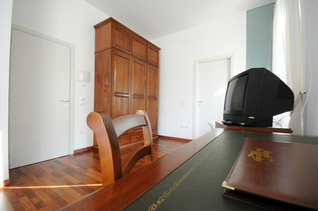 Guest House Domus อูร์บีโน ภายนอก รูปภาพ