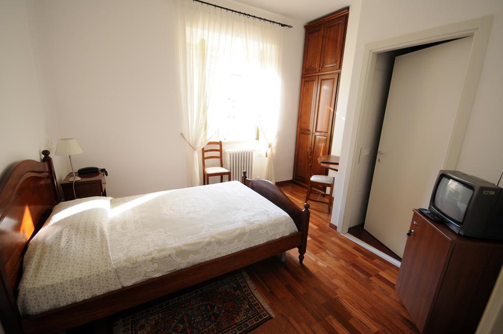 Guest House Domus อูร์บีโน ภายนอก รูปภาพ