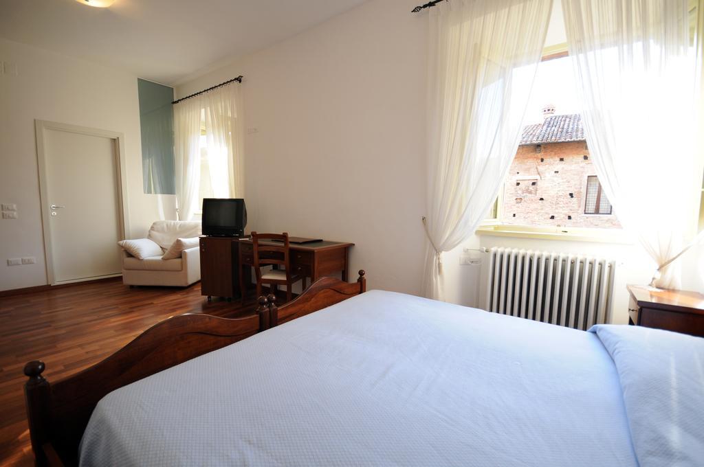 Guest House Domus อูร์บีโน ภายนอก รูปภาพ