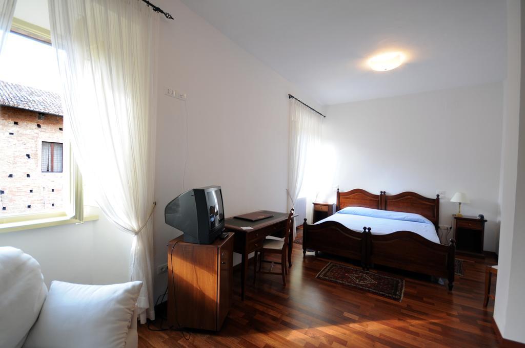 Guest House Domus อูร์บีโน ภายนอก รูปภาพ